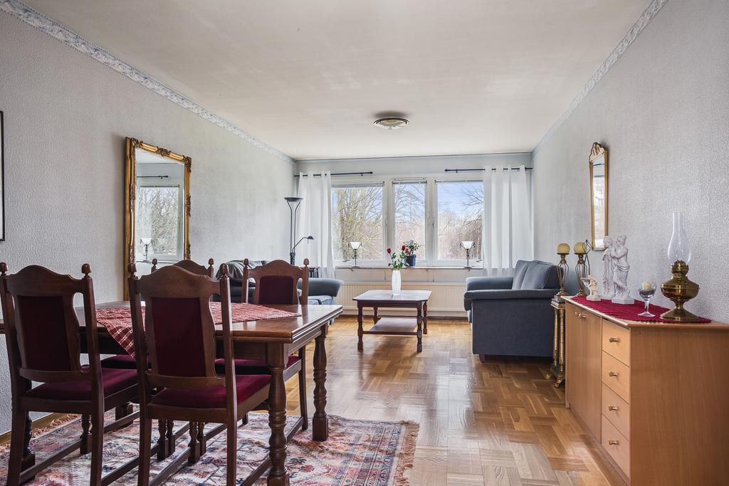 Vardagsrummet med ekparkett och ljusa ytskikt på väggarna