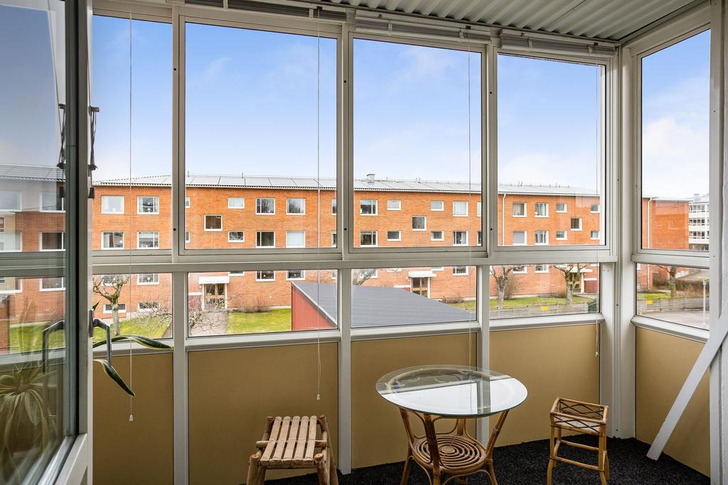 Den inglasade balkongen med utsikt över området