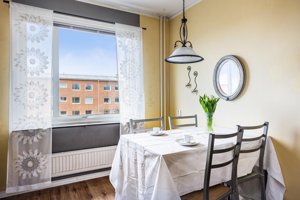 Matplats vid fönstret