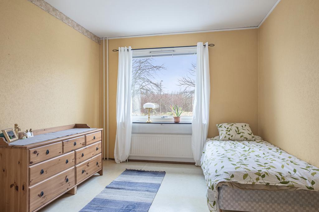 Det andra sovrummet med utsikt mot gatan