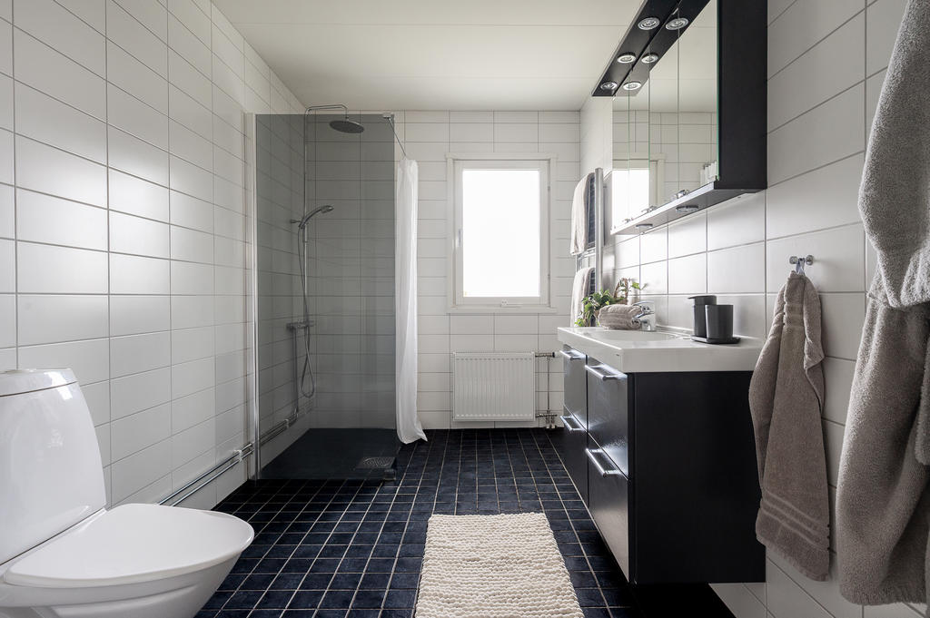 Helkaklat badrum med klinkergolv och golvvärme