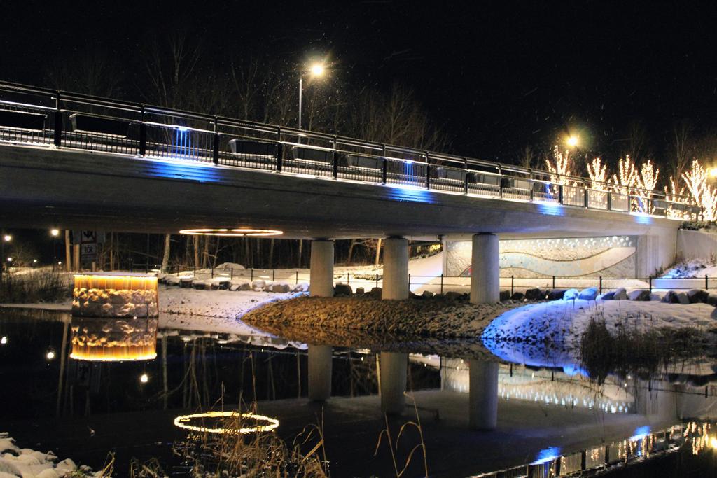 Vackra, upplysta promenadvägar