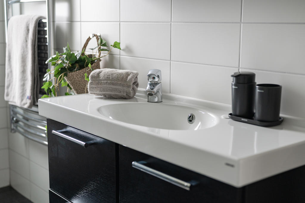 I badrummet finns uppvärmd handdukstork