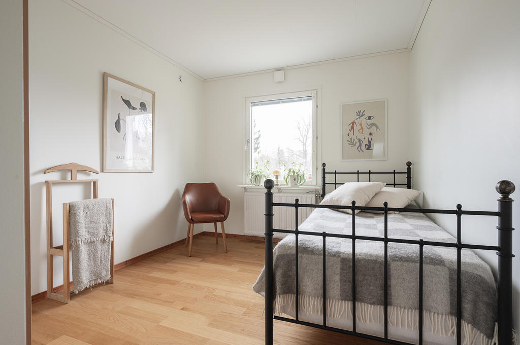 Sovrum med två garderober