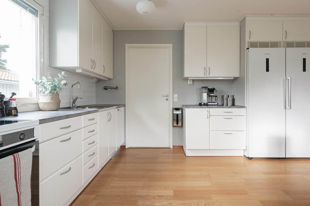 Från köket når man tvättstugan med groventré