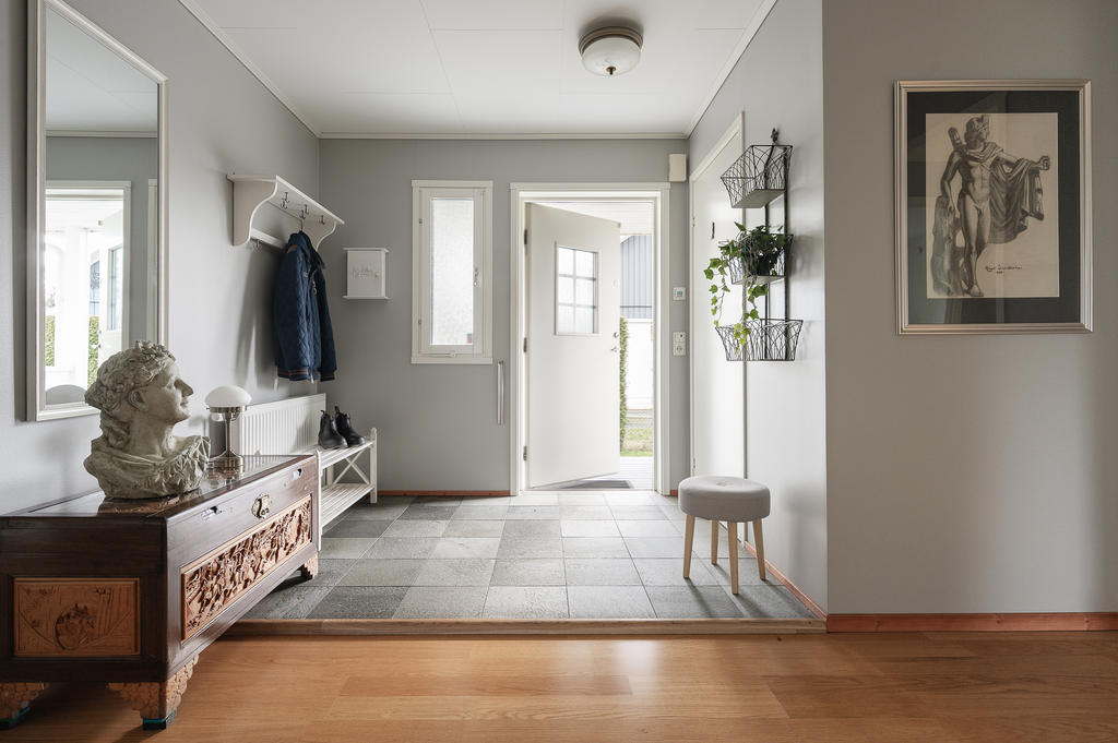 Välkomnande entré med ljusinsläpp från fönster