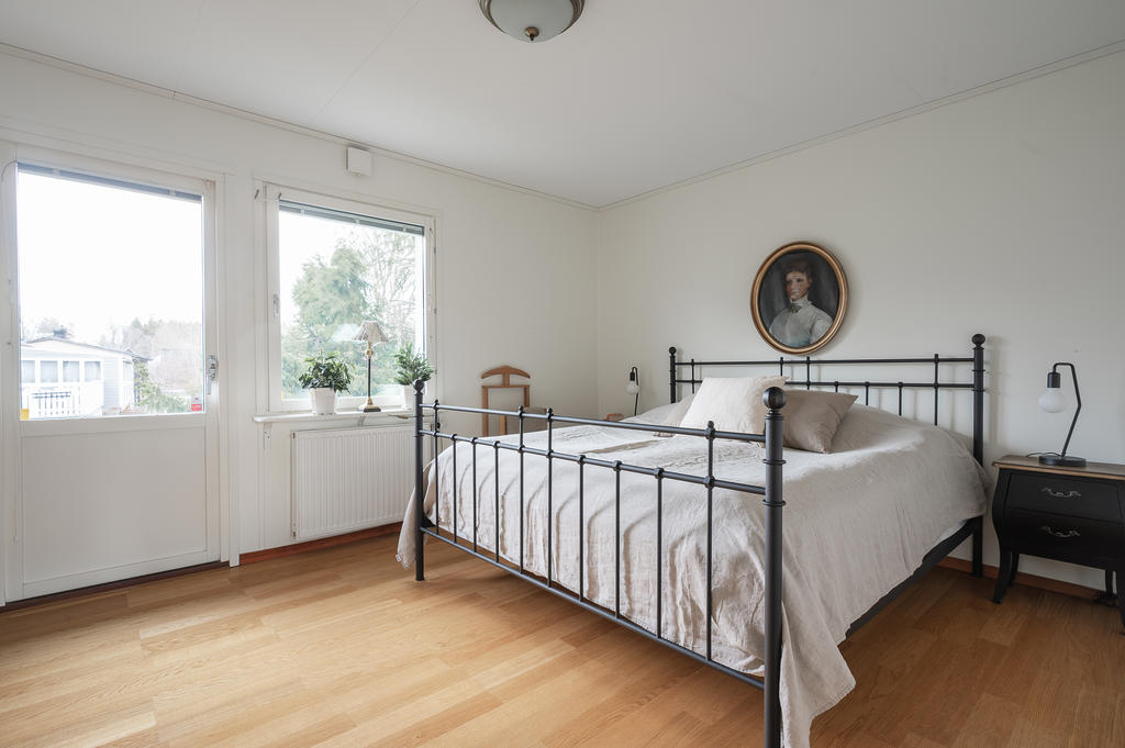 Sovrum med altandörr