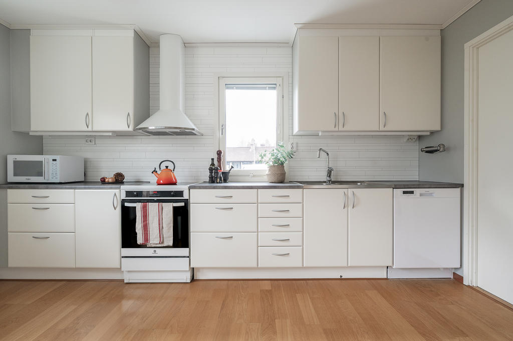 Fönster över köksbänken ger ett fint ljusflöde till köket