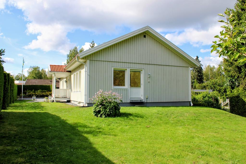 Trädgården omgärdas av häckar