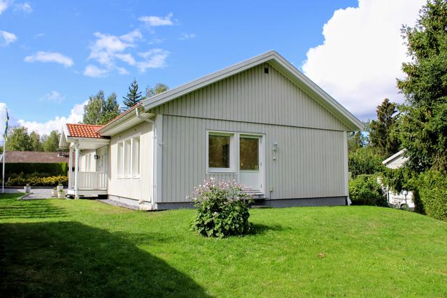 Trädgården omgärdas av häckar