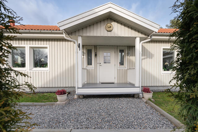 Välkommen till ett välskött enplanshus med bra pendlingsläge