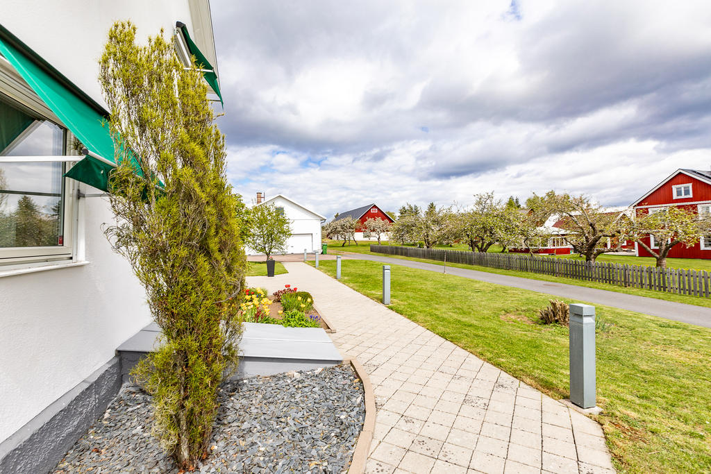 Vackra stensatta gångar med kvällsbelysning