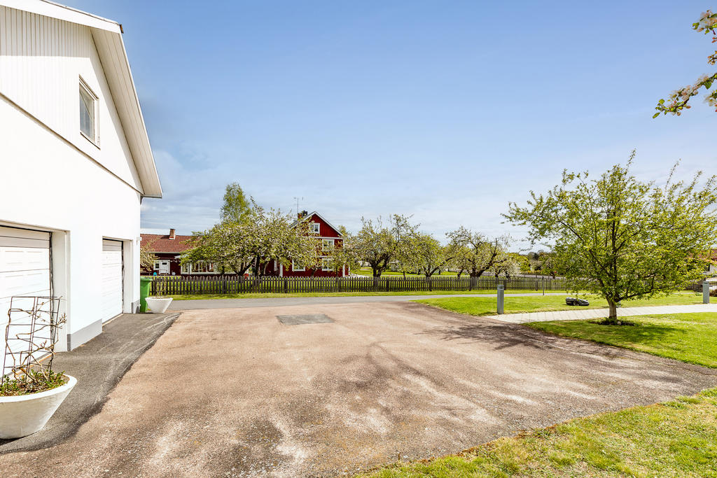 Här får du plats med flera bilar eller släp, husbil.