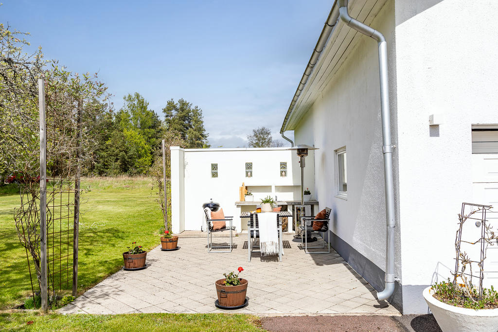 Uteplatsen är vid garagehusets västra sida