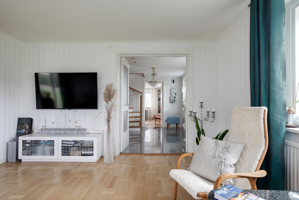 Vy från vardagsrum mot hall och arbetsrum/sovrum