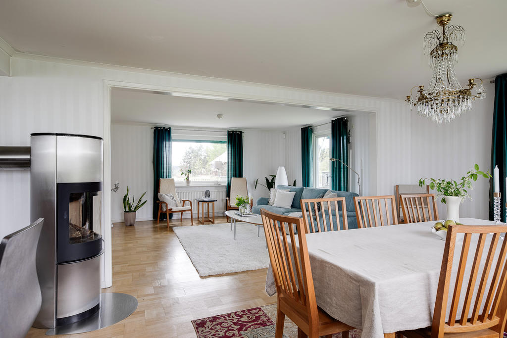 Huset värms upp med energieffektiv bergvärmepump och två kaminer
