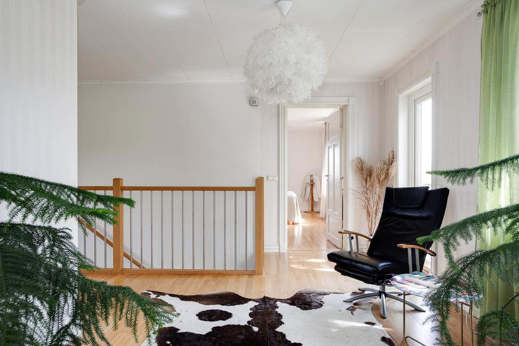 Ljus och möblerbar hall med utgång till balkongen