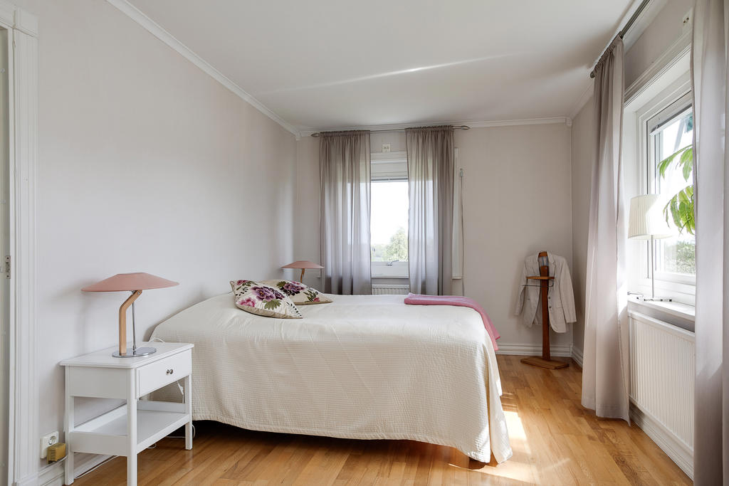 Sängkammaren med egen dörr till walk in closet och badrum!