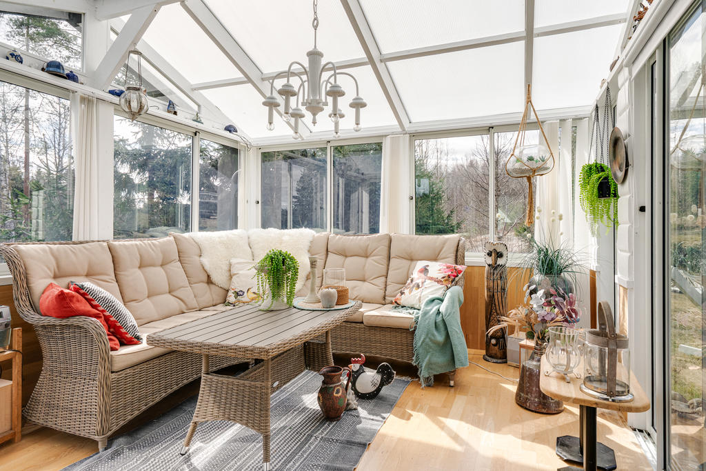 Trivsamt inglasat uterum med plats för utemöbler