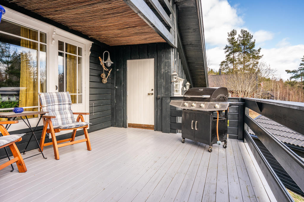 Härligt altandäck med plats för utemöbler.