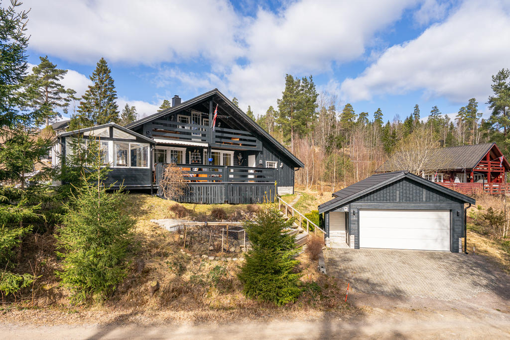 Stort garage med gjuten platta och elektrisk port. Byggt år 2022.