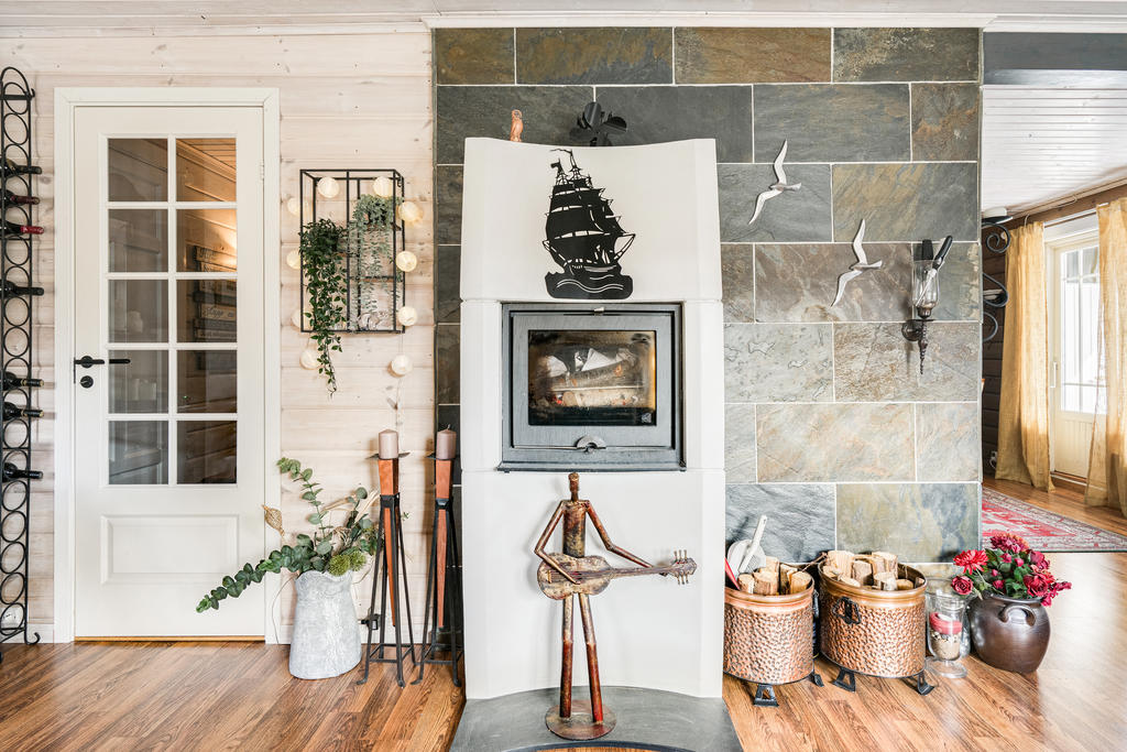 Rejäl öppen spis som ger gott om värme.