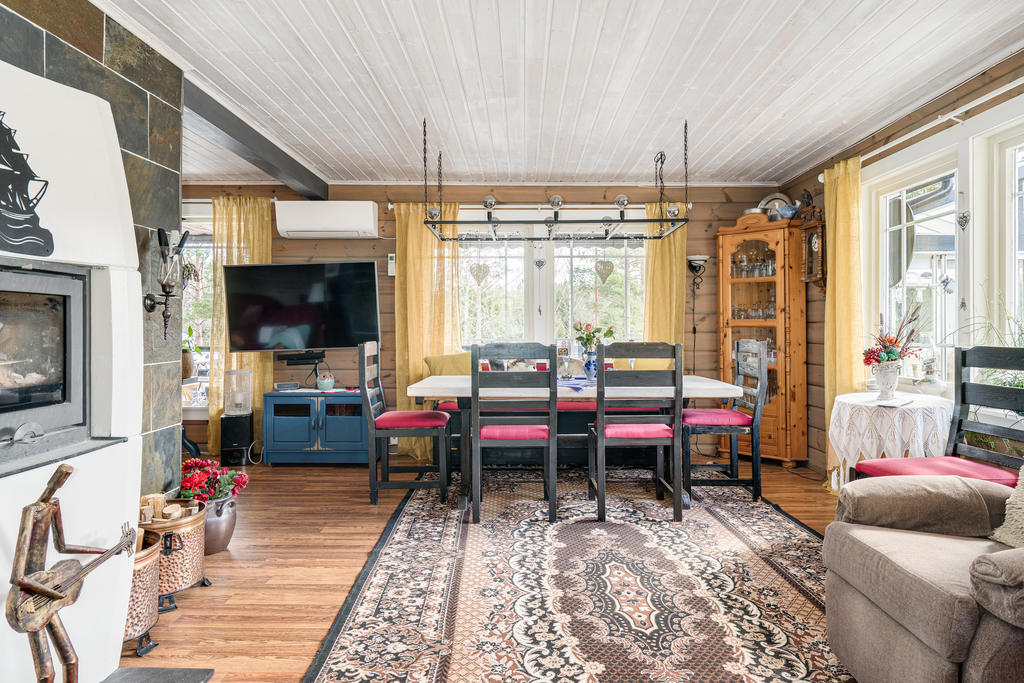 Här finner vi vardagsrum, matsal och kök i en öppen planlösning, vilket ger en hemtrevlig känsla med mycket ljusinsläpp. 