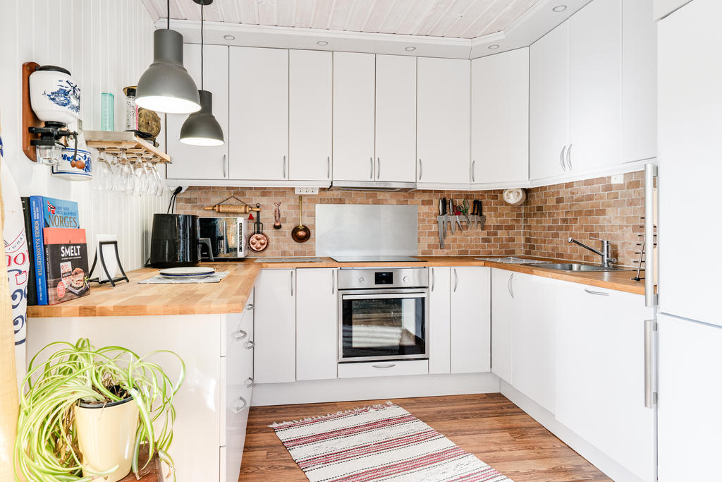 Funktionellt kök i modern stil med vita släta vita köksluckor. 