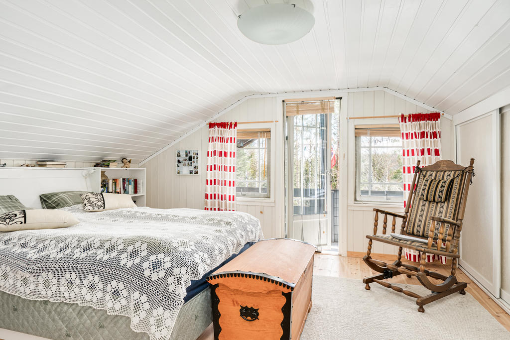 Sovrum 1 med utgång till balkong och inbyggda garderober.