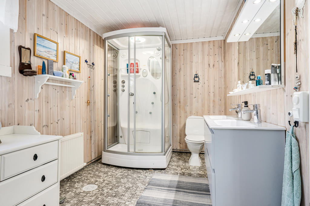 Badrum med duschkabin. 