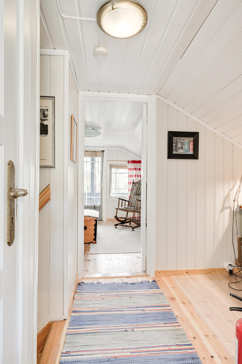 Hall/kontor-övre plan.