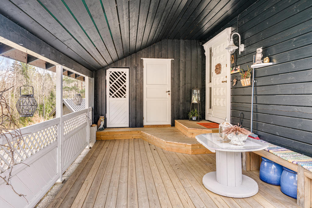 Vidbyggt förråd och vedförråd. 