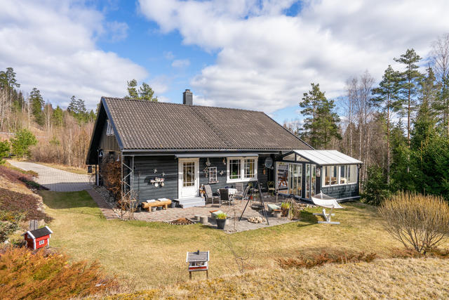 Välkommen till Nolby 321! Ett mycket välskött 1½-planshus vackert beläget i sommaridyllen Nössemark!