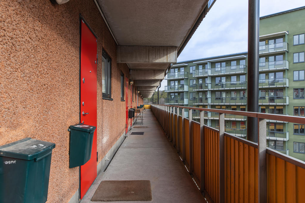 Utanför dörren till ditt nya hem finns möjligheten att sitta och njuta i loftgången