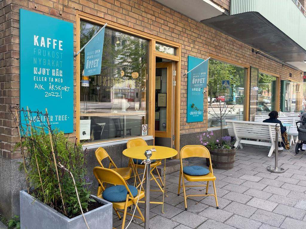 En bit bort på Råsundavägen finns Juniper Tree där du kan njuta av en cappucino och goda bullar