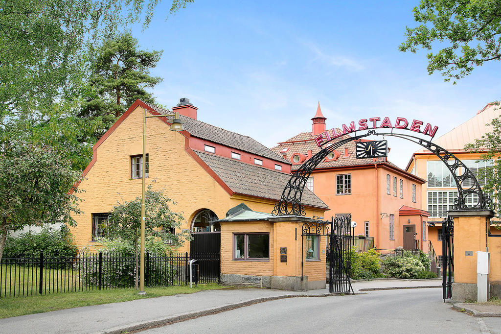 Med Gamla Filmstaden som närmsta granne hittar du portvaktsstugan där nygräddade våfflor serveras. Här ligger även Råsundas egen biograf vilket gör att biobesöken blir både mer spontana och tätare.