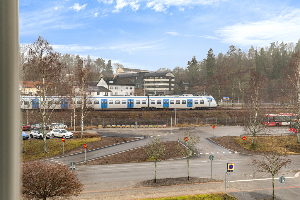 Pendeltågsstation 5 min promenad bort.