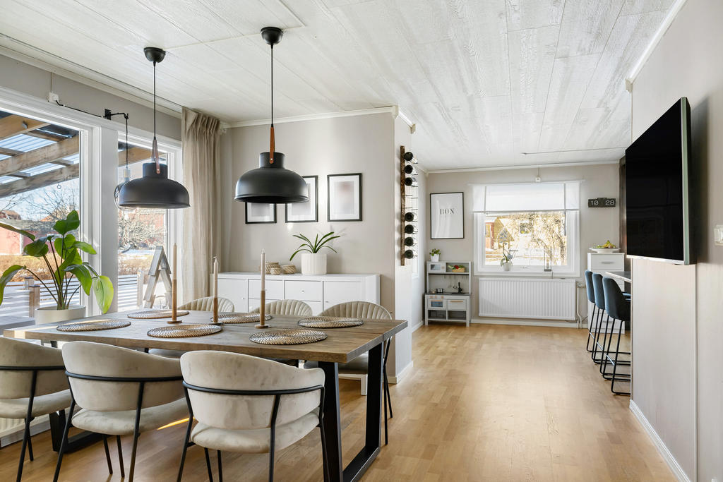 Öppen planlösning mellan kök och matplats