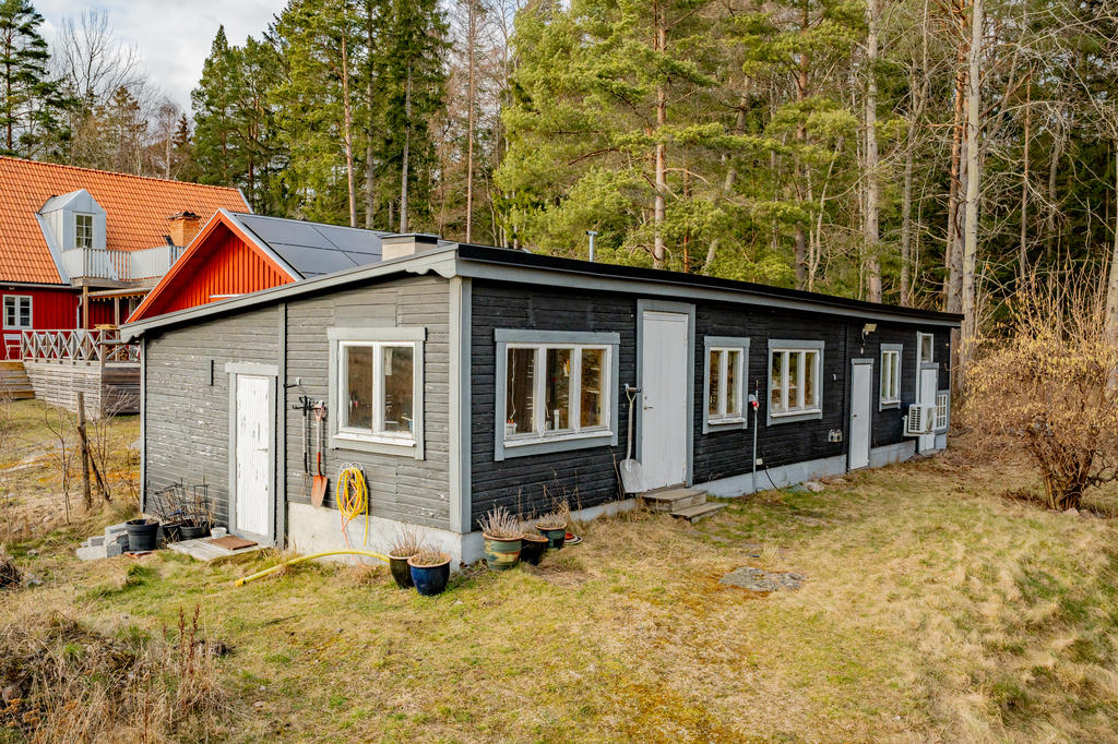 Byggnad som kan användas som hobbyrum, bastu, gästrum mm. El och luftvärmepump finns.