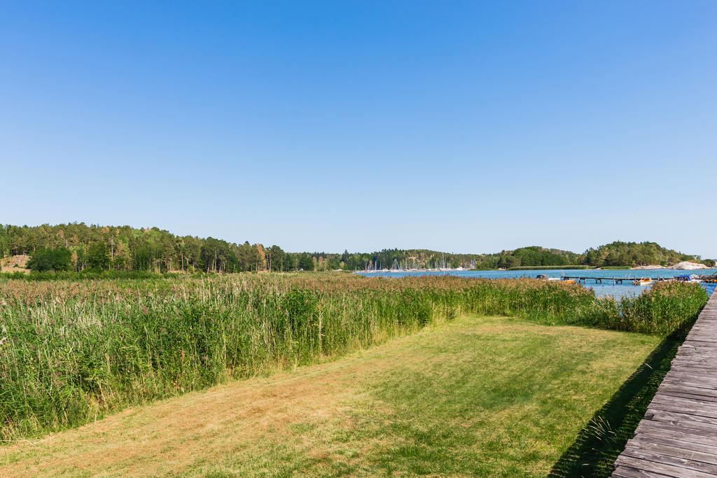 Från badbryggan som ligger ungefär 5 minuters promenad från huset