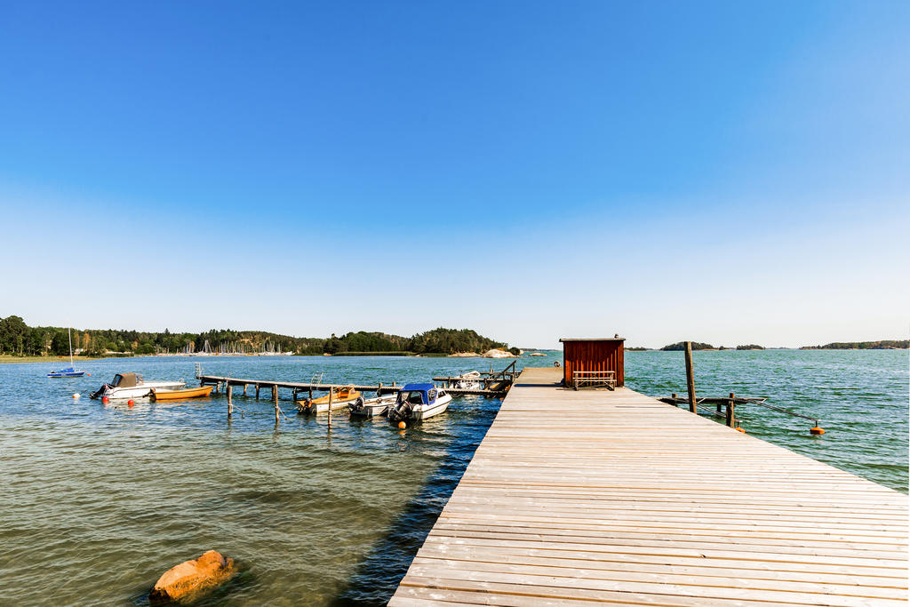 Båt- och badbryggan i närheten sommartid
