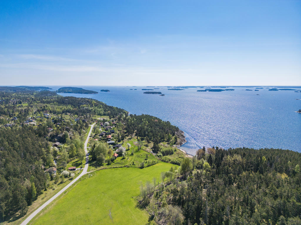 Delar av Nävekvarn och skärgården sett från luften