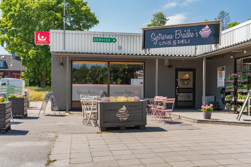 Mataffär med ombud för Posten, Apoteket och Systembolaget är Nävekvarns viktiga mötesplats