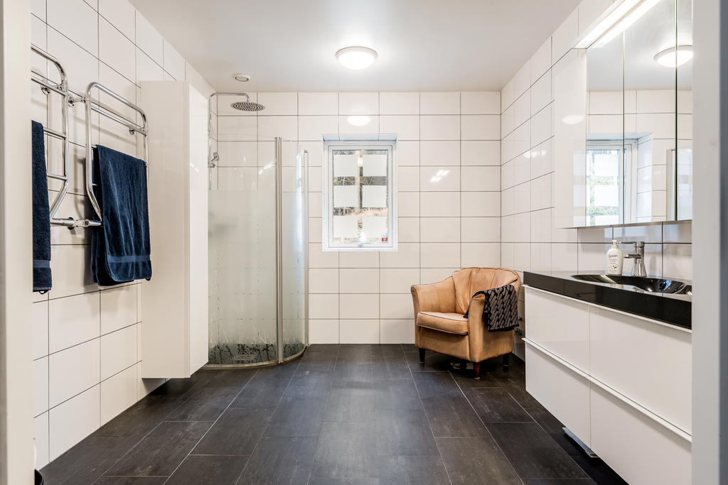 Stort badrum. Här finns plats till hörnbadkar om man önskar eller bara en skön fåtölj