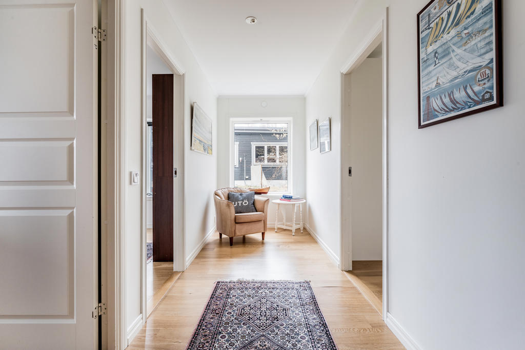 Hall med sovrum på vardera sida och en liten läshörna längt in