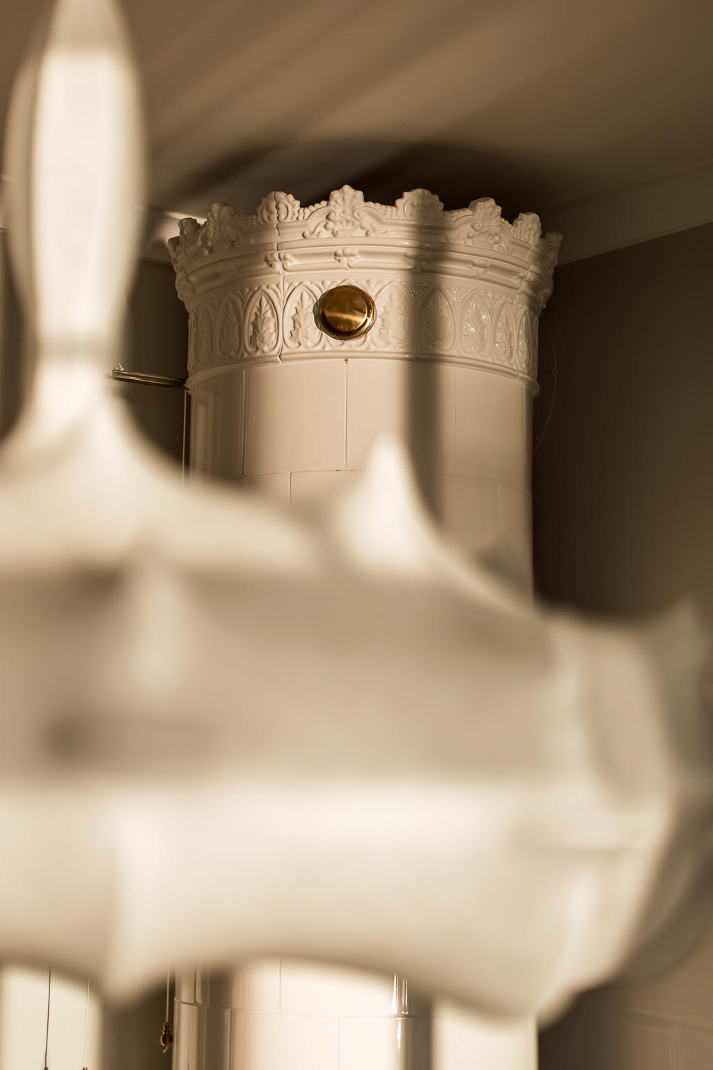 Detaljbild med kakelugn.