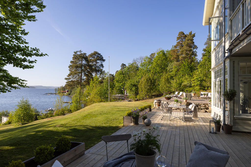 Plats för flera olika möbelgrupper på utsidan.