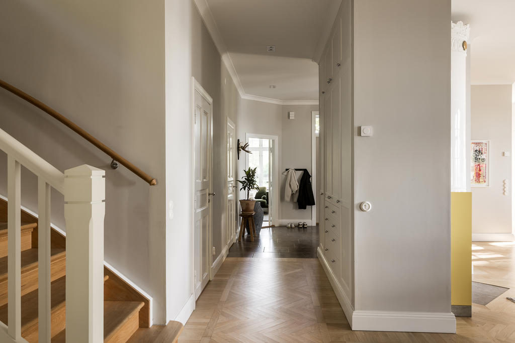 Inre hall med bra förvaring.