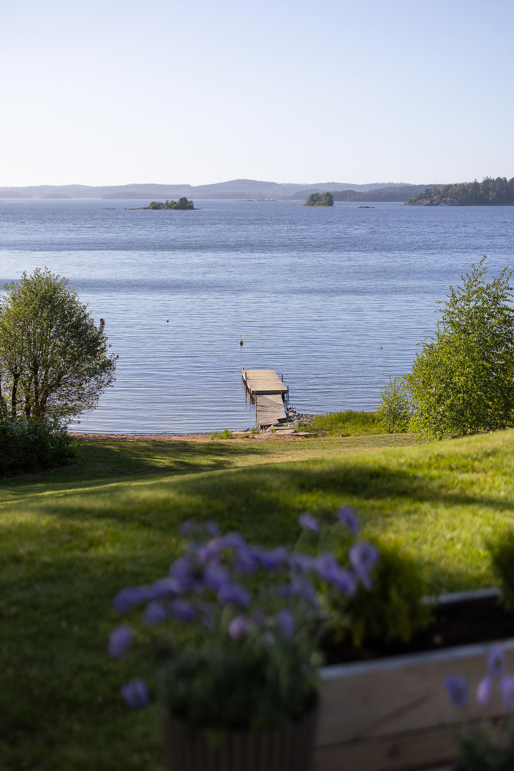 Från huset ner mot den inbjudande bryggan.
