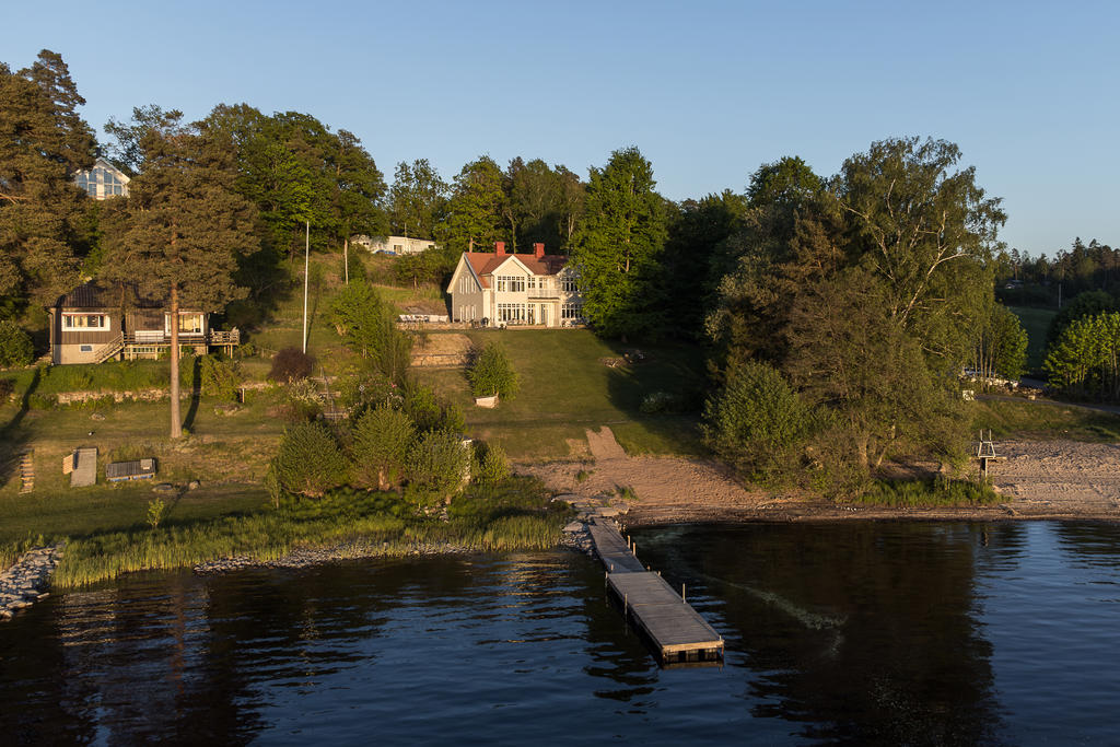 Drömläge med brygga och egen sandstrand. Unikt!